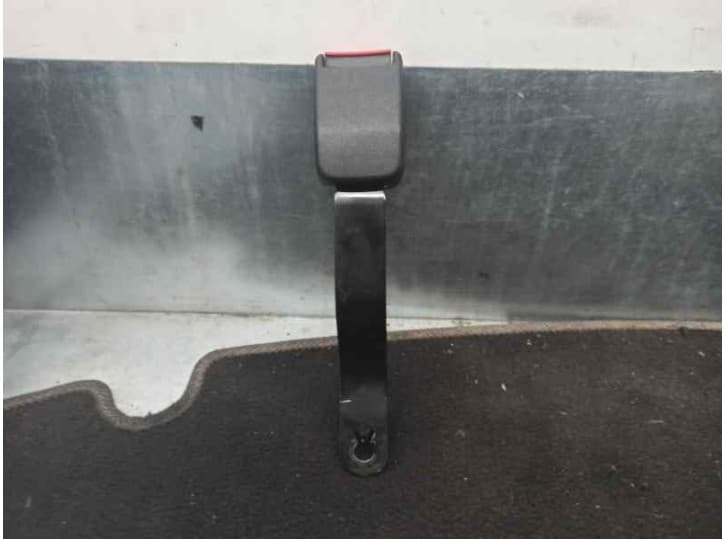 Recambio de enganche cinturon delantero izquierdo para seat ibiza ii (6k1) 1.4 i referencia OEM IAM 6K0857755C DELANTERO IZQ.