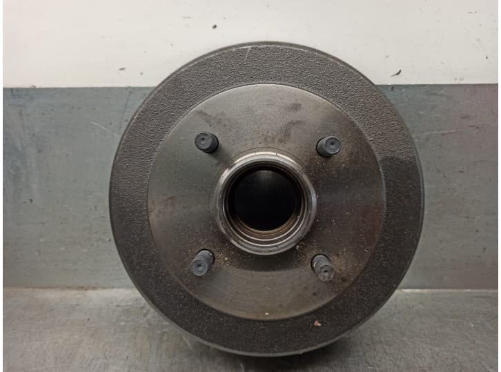 Recambio de tambor freno trasero para ford fiesta berl./courier referencia OEM IAM 0986477049