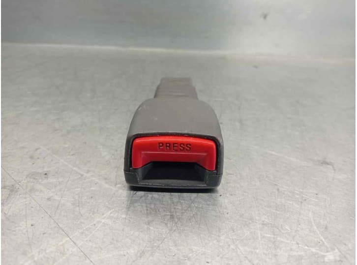 Recambio de enganche cinturon delantero derecho para kia rio ii (jb) 1.4 16v referencia OEM IAM 050526 DEL DER 5 PUERTAS