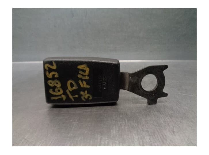 Recambio de enganche cinturon trasero derecho para toyota avensis verso (m20) 2.0 referencia OEM IAM 7338044070C0 3ª FILA TRA DE