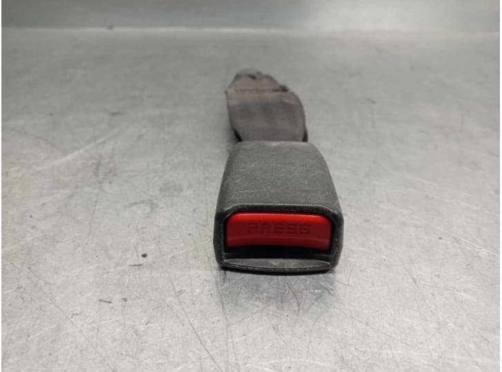 Recambio de enganche cinturon trasero central para ssangyong actyon i 200 xdi 4wd referencia OEM IAM 4255372 TRA CENTRAL 5 PUERT