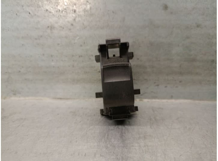 Recambio de mando elevalunas trasero derecho para toyota yaris (_p13_) 1.5 16v cat (híbrido) referencia OEM IAM 19282919