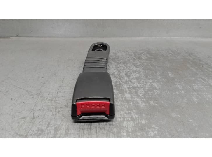Recambio de enganche cinturon delantero derecho para hyundai accent i (x-3) 1.5 i 12v referencia OEM IAM 8884022000 DELANTERO DE