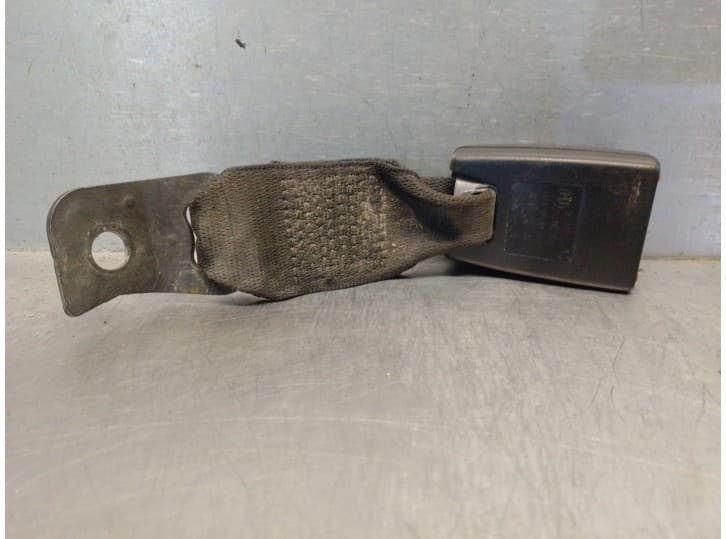 Recambio de enganche cinturon trasero derecho para bmw 1 descapotable (e88) 118 d referencia OEM IAM 9117261 TRA DER 2 PUERTAS
