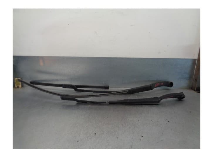 Recambio de brazo limpia delantero derecho para hyundai ix55 3.0 v6 crdi 4wd referencia OEM IAM 983113J000