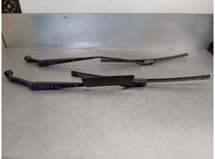 Recambio de brazo limpia delantero derecho para mazda 323 c v (ba) 1.5 16v (ba11) referencia OEM IAM BC1N67321B BC5D67321B