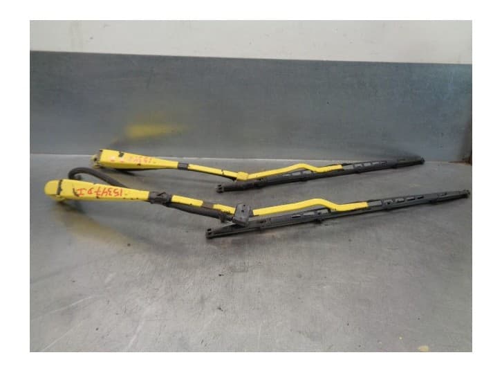 Recambio de brazo limpia delantero derecho para nissan nissan l - 35.4r | 0.90... l35/2 referencia OEM IAM 3952016