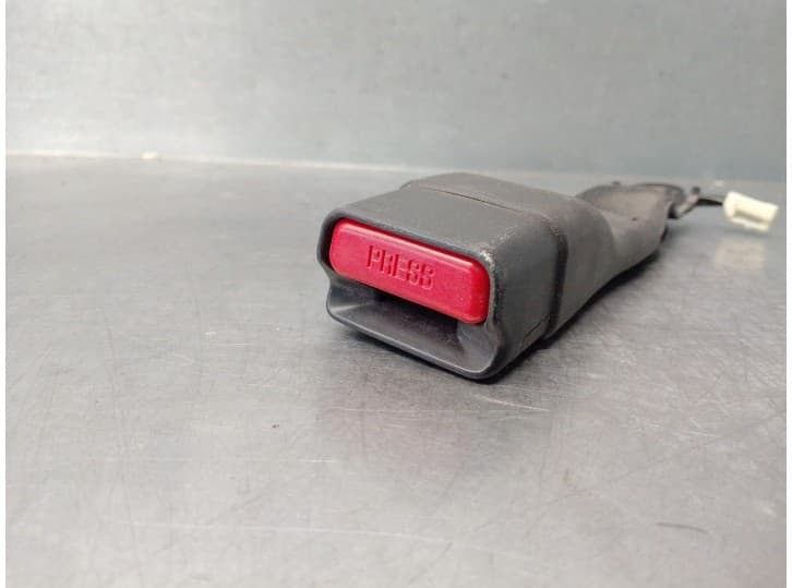 Recambio de enganche cinturon trasero derecho para mitsubishi l200 / triton (kj_, kk_, kl_) 2.2 di-d referencia OEM IAM 7000F489
