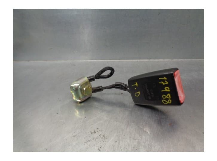 Recambio de enganche cinturon trasero derecho para volkswagen polo iv (9n_, 9a_) 1.4 tdi referencia OEM IAM 6Q0857740C TRAS DER