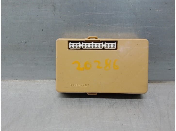 Recambio de caja reles / fusibles para toyota corolla (_e12_) 2.0 d-4d (cde120_) referencia OEM IAM 8264113040 2323000231 DENSO