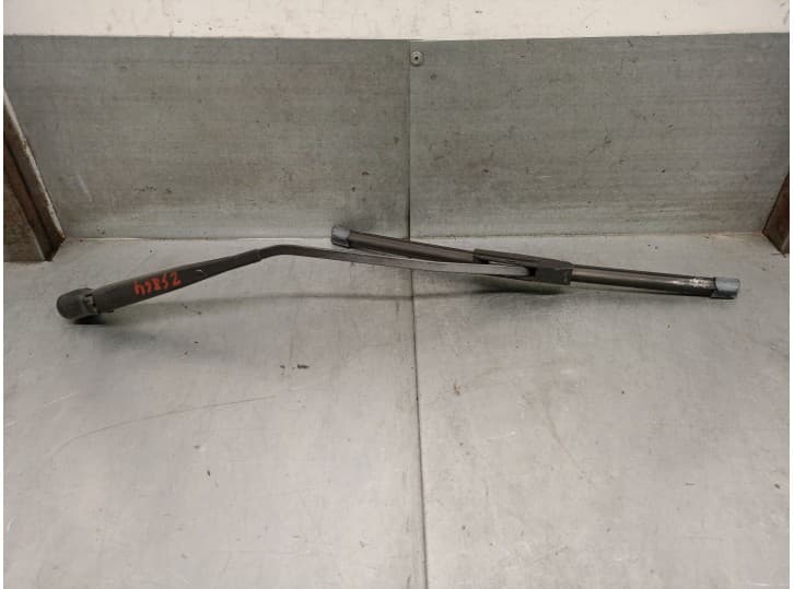 Recambio de brazo limpia trasero para mazda mpv ii (lw) 2.0 (lwew) referencia OEM IAM LC6267421 LC6267421