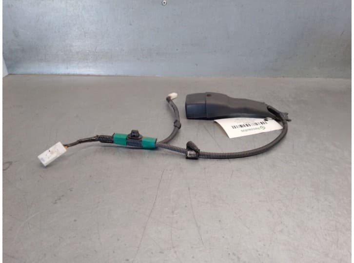 Recambio de enganche cinturon para toyota corolla sedán (_e21_) 1.8 vvti hybrid (zwe211, mzea12) referencia OEM IAM 7323002C20C0