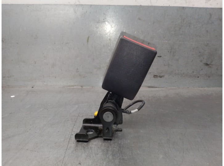 Recambio de enganche cinturon trasero izquierdo para mercedes-benz clase a (w176) a 45 amg 4-matic (176.052) referencia OEM IAM