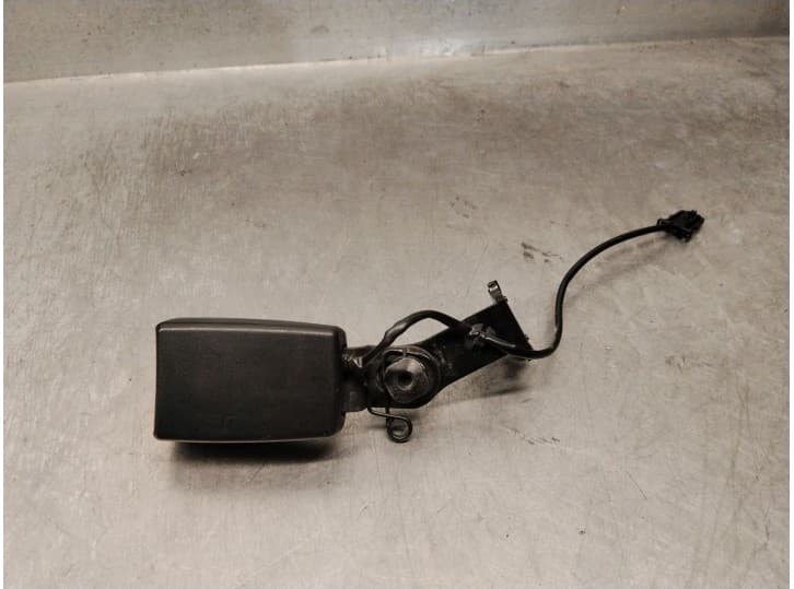 Recambio de enganche cinturon trasero derecho para audi a1 (8x1, 8xk) 1.6 tdi referencia OEM IAM 8X0857739C 8X0857739C