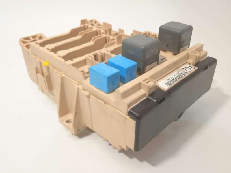 Recambio de caja reles / fusibles para lexus rx 300(mcu35) 3.0 v6 cat referencia OEM IAM CB06LJK 8262048040 - Gris