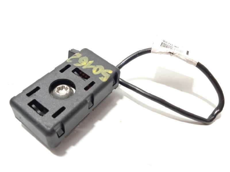Recambio de antena para tesla model 3 rwd referencia OEM IAM 150942000D - Blanco