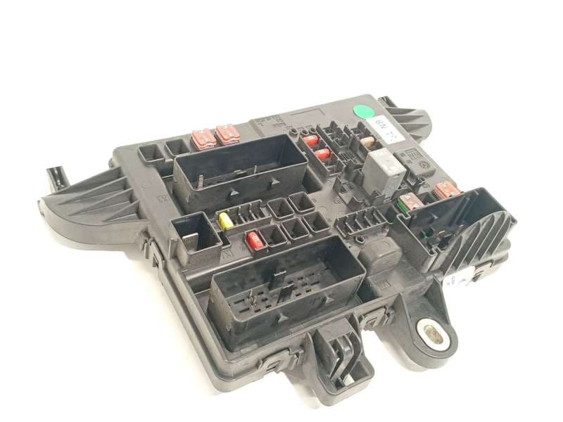 Recambio de caja reles / fusibles para opel insignia a sports tourer (g09) 2.0 cdti 4x4 (35) referencia OEM IAM 13277318