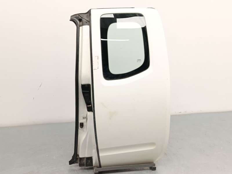 Recambio de puerta lateral corredera izquierda para nissan navara np300 (d40) 2.5 dci 4wd referencia OEM IAM 82101EA831 - Blanco